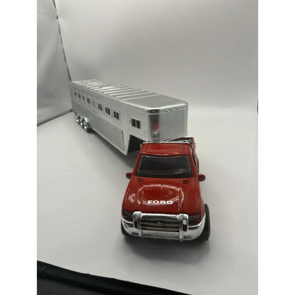 Red FORD F350 TRUCK Model & Silver Horse Stock Trailer New Ray 1/32 Scale Car